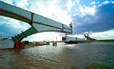 Elbebrücke Mühlberg, Einschwimmen Mittelteil